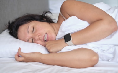 Скрежет во сне — тревожный знак: врач рассказал, что скрывается за привычкой стискивать зубы