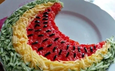 На этот салат ваши гости точно будут заглядываться: с таким угощением на столе успех любого праздника обеспечен