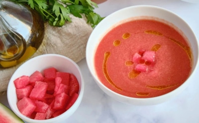 Холодный десерт — вместо ужина: арбуз и йогурт создают суп, который любят все в семье