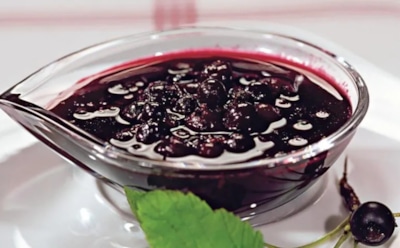 В главной роли на столе — черная смородина: такой альтернативы кетчупу вам пробовать еще не доводилось