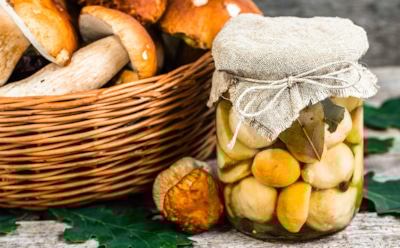 Смертельная ловушка в банке: специалисты объяснили, чем опасны консервированные грибы для здоровья