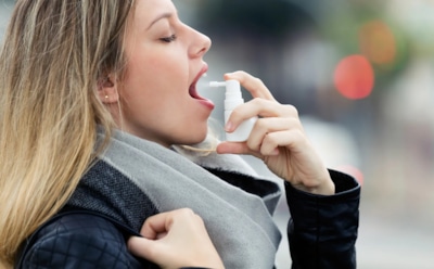 Детям до 5 лет нельзя: врач рассказал, чем спреи для горла угрожают здоровью малышей