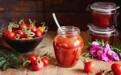 Этот сироп из шиповника — натуральный мастхэв к чаю и десертам: что главное — никакой химии, только польза