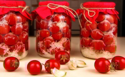 Помидоры в снегу — зимняя магия в банке: эта маринованная закуска точно сумеет удивить всех ваших гостей