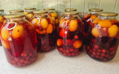 Фрукты выручают в холода: этот ароматный компот из черешни и абрикоса спасет вас от зимней тоски