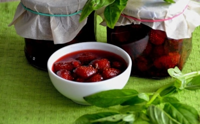 Клубника по-новому: пряное варенье с базиликом и лимоном — десерт, который удивляет
