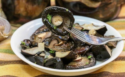 Осенний обряд на кухне: чернушки, хрен и пряности превращаются в зимний деликатес — оторваться просто невозможно