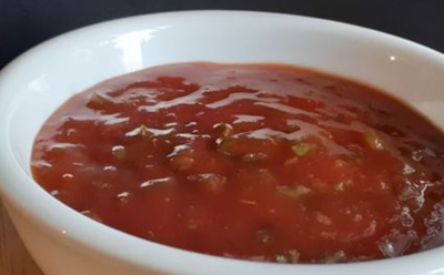 Дарите себе аромат лета круглый год: этот красный релиш с чесноком и кориандром сохранит свежесть теплого сезона