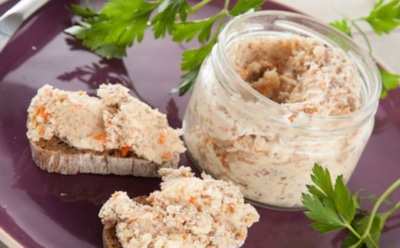 Делюсь секретом шикарного завтрака: эта намазка из копченой сельди с сыром и зеленью станет вашим фаворитом этой осенью