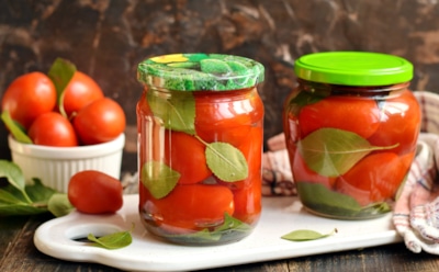 Однажды добавила вишневых листьев — теперь только так и делаю: эта заготовка из томатов любой зимний вечер скрасит