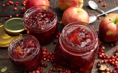 В холода тоски не боюсь — витаминами запасаюсь: закрываю яблоки с клюквой — зимой эти баночки исчезают мгновенно