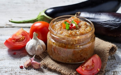 Когда хочется порадовать семью и гостей — достаю из погреба баночку: эти баклажаны сразу становятся главным хитом застолья