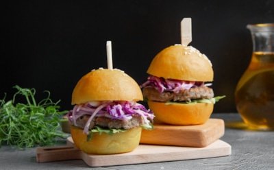 Торт — это тоже часть баланса: диетолог объяснила, как десерты и фастфуд вписываются в правильное питание