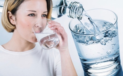 Не только утоляет жажду: россиянам рассказали, как минералка помогает сердцу и суставам