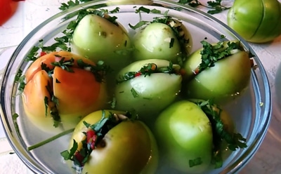 Соленые зеленые помидоры — пикантный зимний гарнир: без этой заготовки не обходится не одно застолье — идеальный баланс вкусов