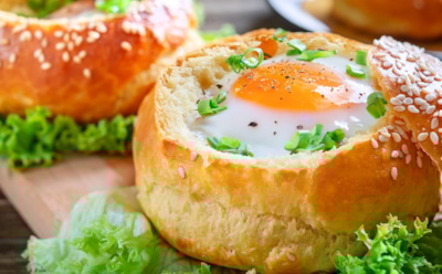 Превратить обычное яйцо в шедевр — дело 30 минут: с таким угощением завтрак точно подарит отличное настроение