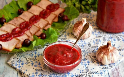 Гости всегда просят баночку с собой: этот пряный соус станет главным украшением стола — зимой без него скучно