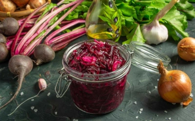 Консервирую свеклу с луком — и винегрет уже наполовину готов: зимой баночки с этой заготовкой еще как выручают