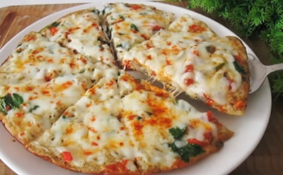 Ни теста, ни мяса — а гостей не оторвать: на эту пиццу даже кот заглядывается