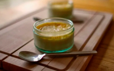 Готовлю кастард — и обычный пирог превращается в английский десерт: этот крем делает чайные посиделки по-королевски уютными