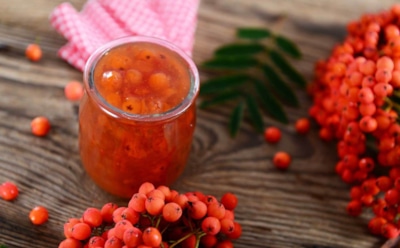 Этот рябиновый джем просто покорил всю семью с первой ложки — кислинка и сладость в идеальном балансе