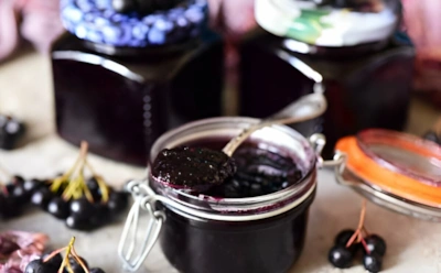 Баночку достали — и жизнь вкуснее стала: этому аппетитному варенью обрадуются не только сладкоежки