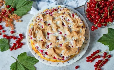 Осень с таким десертом больше не грустная — она вкусная: этот смородиновый пирог на кефире разгонит тоску за 5 минут