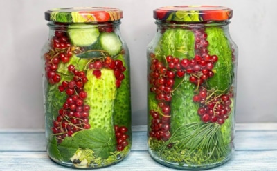 К огурцам добавляю смородину — и они становятся главным украшением зимнего стола: этой заготовкой гости хрустят с особым удовольствием