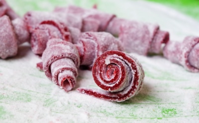 Для счастья достаточно смородины — в виде десерта: эти рулеты дети сметают быстрее любых конфет