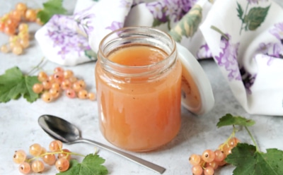 На зиму варю белую смородину и сразу прячу от домашних: так не сделаешь — банки с этим вареньем кончатся, даже не успев остыть