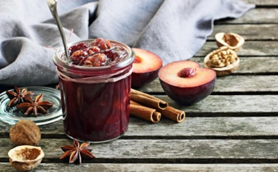 Вроде только сварила — а половины банки уже нет: это варенье приходится прятать — иначе точно на зиму не хватит