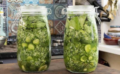 Огурцы в огурцах: необычный маринад превращает заготовку в настоящий хит