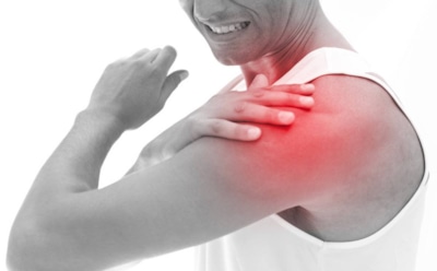 Боль в плече: врачи нашли более безопасную альтернативу лечению гормонами