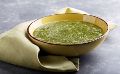 В банках всегда есть место помидорам — даже зеленым: с этим соусом зимние застолья пропитаны вкусами лета