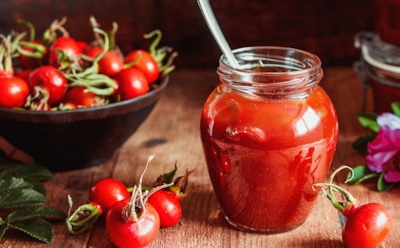 Осеннему сокровищу место в банке: приготовьте на зиму желе из шиповника для бодрости и хорошего самочувствия