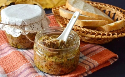 Рыжики да морковка — в банку ныряют ловко: с этой заготовкой зима пролетает незаметно — только вилку держи