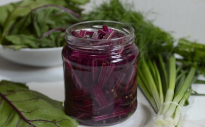 Замаринуйте свекольную ботву: универсальная добавка для супов и закусок