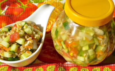 Если обычные соления надоели: огурцы с перловкой — и закуска, и основа для супа