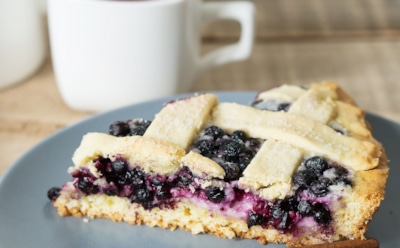 Ставлю на стол пирог с черноплодкой — и даже кот требует свою долю