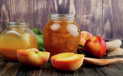 Персики в карамели: зимнее лакомство без добавок украсит любые десерты зимой