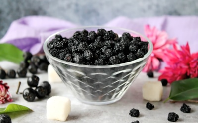 Черноплодка в сладкой шубке: приготовьте домашние цукаты вместо конфет — с пользой для иммунитета