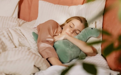 Врачи доказали: сон на спине вредит мозгу — пора менять привычку