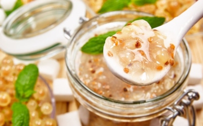 Варится за считаные минуты: сладкое желе из белой смородины на зиму