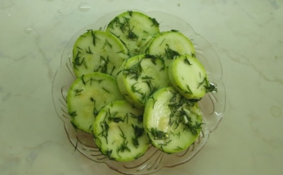 Попробуете раз — забудете про огурцы: малосольные кабачки без уксуса