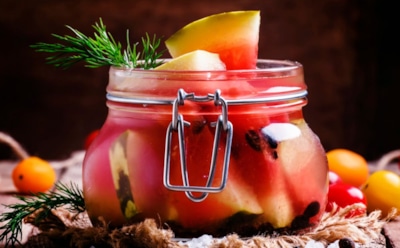 Вкусно и весьма неожиданно: сладко-пикантные огурцы с арбузом на зиму