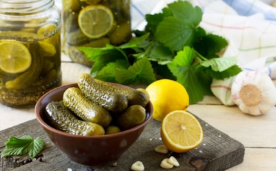 Банка, полная свежести: огурцы с лимоном меняют привычный вкус зимних закусок