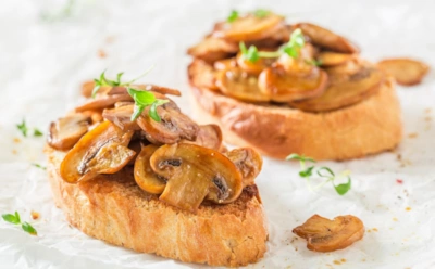 Секрет ленивого гурмана: эти горячие бутерброды с грибами спасут после тяжелого дня — дел на 5 минут