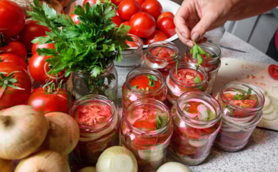 Эти помидоры с кинзой — просто пушка: зимой банки улетают быстрее, чем успеваю прятать