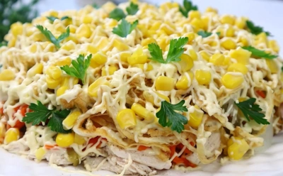 Салат «Осенняя мелодия» — сочный хит с курицей, сыром и овощами на любой стол