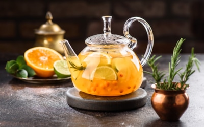 Осенний рецепт бодрости: заварите душистый облепиховый чай с апельсином